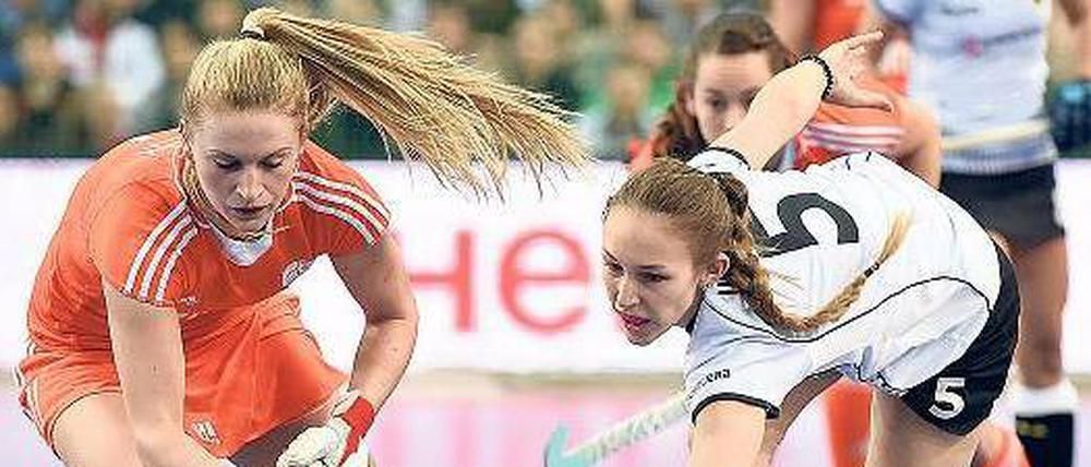 Ganz nah dran. Bis kurz vor Schluss des WM-Endspiels lagen die deutschen Frauen um Katharina Windfeder (r.) mit 1:0 vorn. Am Ende verloren sie. 