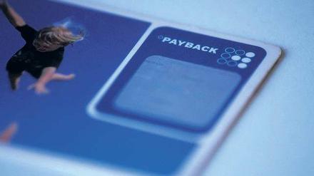 Punkten für die Prämie. In Deutschland werden Payback-Karten drei Millionen Mal pro Tag über die Kassenscanner gezogen.