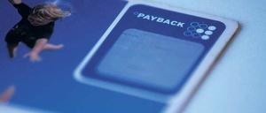 Punkten für die Prämie. In Deutschland werden Payback-Karten drei Millionen Mal pro Tag über die Kassenscanner gezogen.