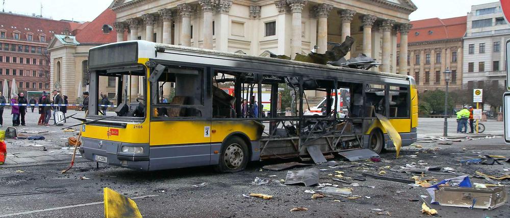 Überall liegen Teile des Busses verstreut auf der Straße.