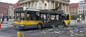 Überall liegen Teile des Busses verstreut auf der Straße.