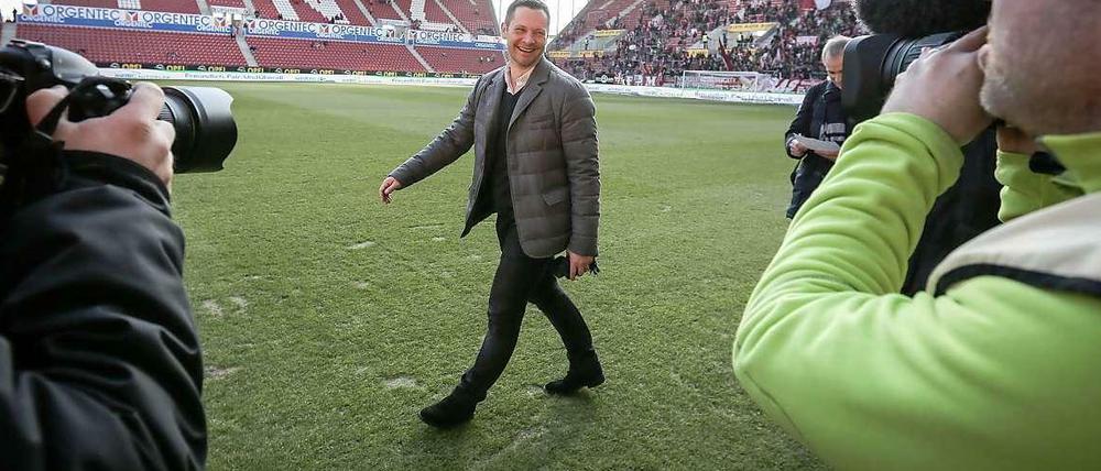 Auf Anhieb erfolgreich: Herthas neuer Trainer Dardai (M.) konnte sich in Mainz über den ersten Berliner Sieg 2015 freuen.