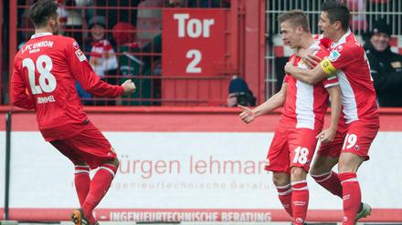 Zangenbewegung. Martin Kobylanski lässt sich für sein Ausgleich zum 1:1 feiern 