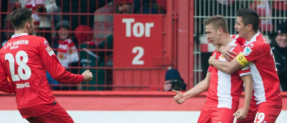 Zangenbewegung. Martin Kobylanski lässt sich für sein Ausgleich zum 1:1 feiern