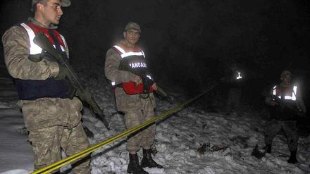 Türkische Sicherheitskräfte in der Nähe des Absturzortes zweier Kampfjets in der ostanatolischen Provinz Malatya.