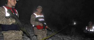 Türkische Sicherheitskräfte in der Nähe des Absturzortes zweier Kampfjets in der ostanatolischen Provinz Malatya.