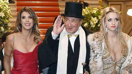 Baumeister Richard Lugner mit dem italienischen Model Elisabetta Canalis (l) und seiner Ehefrau Cathy Schmitz.