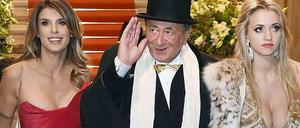 Baumeister Richard Lugner mit dem italienischen Model Elisabetta Canalis (l) und seiner Ehefrau Cathy Schmitz.