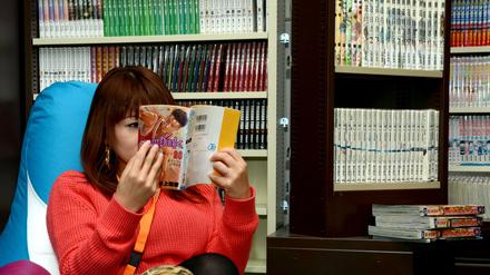 Lesen, lesen, lesen. So ungefähr muss man sich die Mitglieder der Tagesspiegel-Comicjury bei der Arbeit vorstellen. Das Foto entstand allerdings in einem Manga-Café in Düsseldorf.