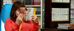 Lesen, lesen, lesen. So ungefähr muss man sich die Mitglieder der Tagesspiegel-Comicjury bei der Arbeit vorstellen. Das Foto entstand allerdings in einem Manga-Café in Düsseldorf.