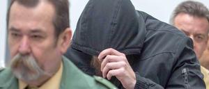 Der Angeklagte Stefan B. hinter einem Polizeibeamten am Mittwoch vor Gericht in Ingolstadt. 