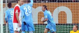 Alex Meier erzielte den 2:2-Ausgleich, Augsburgs Torwart Manninger ist bedient.