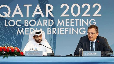 Qatarstrophe? Die Idee einer WM im Winter gefällt vielen Klubs in Europa gar nicht. Fifa-Generalsekretär Jérôme Valcke (r.) verteidigt das Vorhaben dennoch und lehnt Entschädigungszahlungen an die Ligen ab.