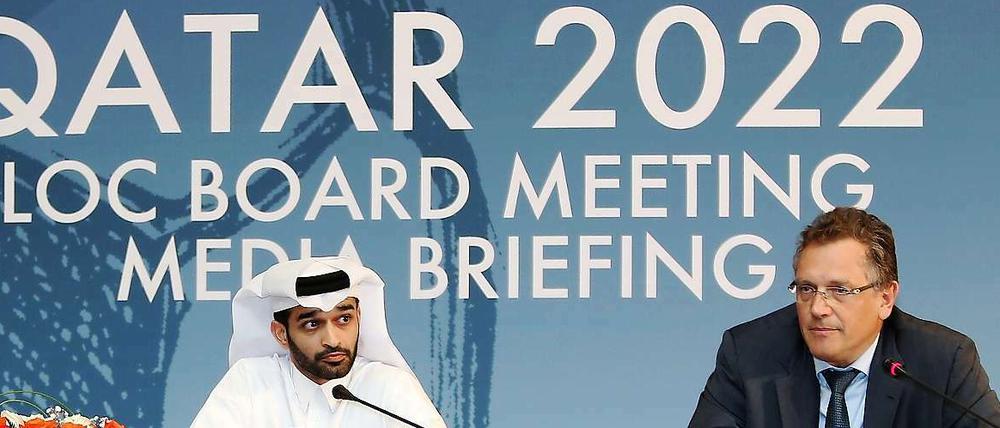 Qatarstrophe? Die Idee einer WM im Winter gefällt vielen Klubs in Europa gar nicht. Fifa-Generalsekretär Jérôme Valcke (r.) verteidigt das Vorhaben dennoch und lehnt Entschädigungszahlungen an die Ligen ab.