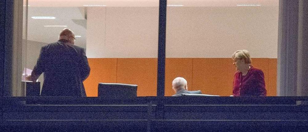 Nächtliches Treffen im Kanzleramt. Bundeskanzlerin Angela Merkel, Unions-Fraktionsvorsitzender Volker Kauder, Kanzleramtschef Peter Altmaier (links).