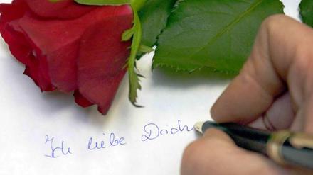 Einen Liebesbrief zum Valentinstag verfassen? Gar nicht so leicht. Zur Anregung lohnt sich ein Blick in die Geschichte der Liebesbriefe.