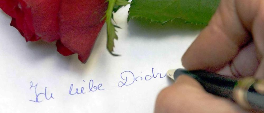 Einen Liebesbrief zum Valentinstag verfassen? Gar nicht so leicht. Zur Anregung lohnt sich ein Blick in die Geschichte der Liebesbriefe.
