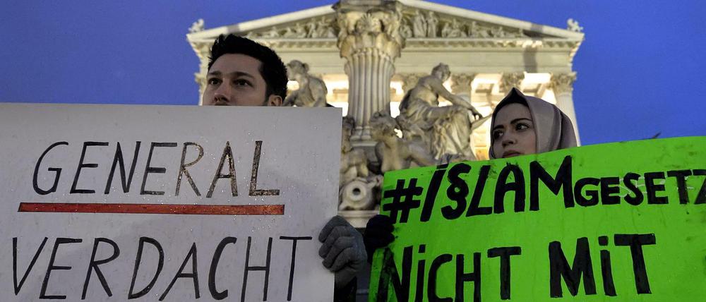 Vor Österreichs Parlament in Wien protestierten Muslime am Dienstag, dem Vorabend der Abstimmung über das neue Islamgesetz.