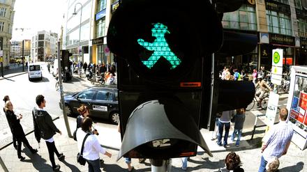 Einen Fußgängerüberweg gefahrlos bei Grün überqueren zu wollen – das ist ein bescheidener Wunsch. Nicht immer wird er in Berlin erfüllt.