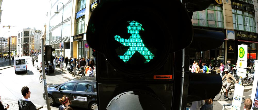 Einen Fußgängerüberweg gefahrlos bei Grün überqueren zu wollen – das ist ein bescheidener Wunsch. Nicht immer wird er in Berlin erfüllt.
