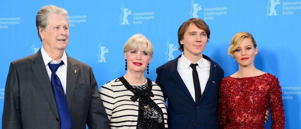Brian Wilson von den Beach Boys, seine Frau Melinda, die Schauspieler Paul Dano und Elizabeth Banks bei der Berlinale zur Premiere des Films "Love & Mercy" über Brian Wilsons Leben.