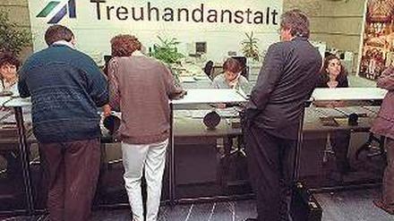 Vergangene Zeiten. In der DDR beschäftigte das Schwermaschinenbaukombinat „Ernst Thälmann“ (links und oben rechts) in Magdeburg mehrere zehntausend Menschen. Später wurde es von der Treuhand privatisiert. Fotos: Peter Förster (2) und Hubert Link / dpa