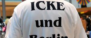 Jeder kann Berliner werden. Wir wissen nicht, woher der Narr ursprünglich stammt, der bei der Weiberfastnacht im Bundestag in diesem T-Shirt mit lokalpatriotischem Aufdruck mitfeierte. Ist ja auch egal. Hauptsache, er fühlt sich heimisch. Foto: dpa/Alina Novopashina