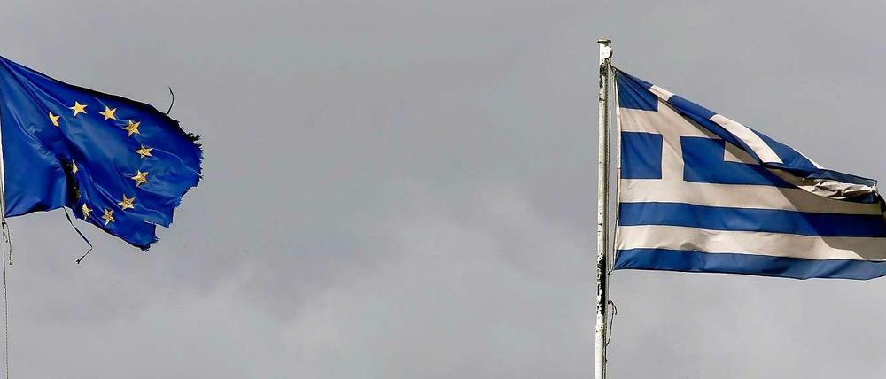 Stürmische Tage für die Euro-Zone. Auf dem Dach des Finanzministeriums in Athen wird Flagge gezeigt.