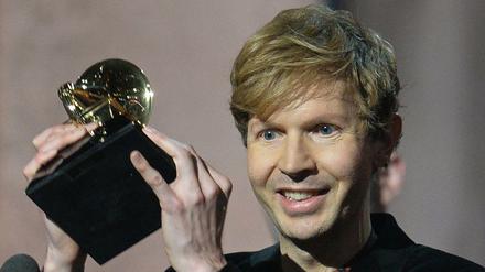 US-Songwriter Beck gewann überraschend den Grammy für das beste Album des Jahres. Sam Smith und auch Beyoncé Knowles waren in dieser Kategorie gehandelt worden.