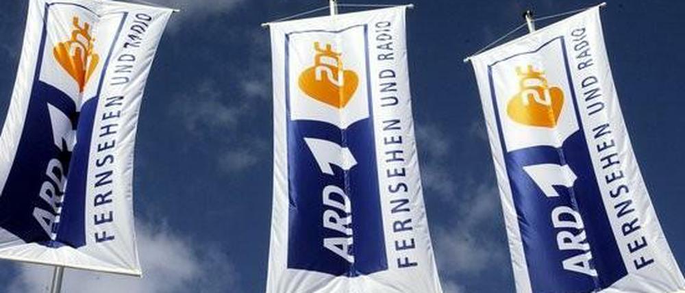 ARD und ZDF investieren weniger Geld in ihr Programm, als eigentlich bewilligt.