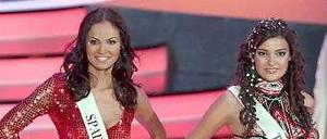 Miss Turkey Merve Büyüksarac (r) mit der Miss Spain Inmaculada Torres Del Rey.
