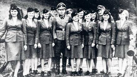 Helferinnen der SS posieren 1944 mit SS-Obersturmführer Karl-Friedrich Höcker beim Erholungsheim Solahütte unweit des Vernichtungslagers Auschwitz.