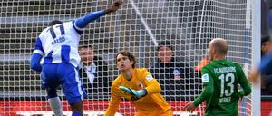 Starke Szenen: Herthas Salomon Kalou hatte schon vor seinem Tor starke Szenen gegen die Abwehr des FC Augsburg um Torwart Marwin Hitz.