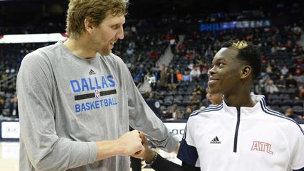 Gegenwart und Zukunft: Einen zweiten Dirk Nowitzki (l.) wird es im deutschen Basketball nie geben. Aber Dennis Schröder (r.) wird eine große Karriere zugetraut.
