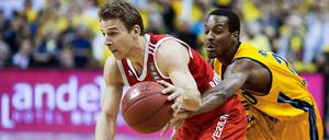 Albas Alex Renfroe (r.) ist dran, aber Heiko Schaffartzik behauptet in dieser Szene den Ball.