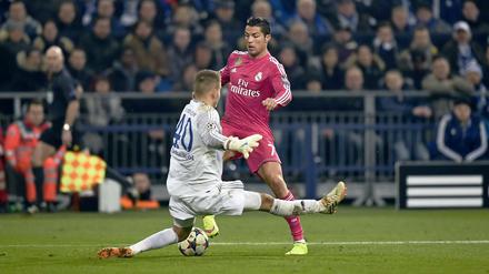 Ronaldo gegen Wellenreuther - diesmal bleibt der Schalker Sieger.