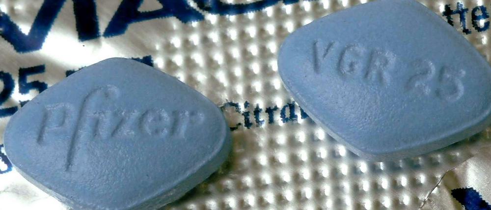 Zwei Tabletten des Potenzmittels "Viagra" des Pharmakonzern Pfizer.
