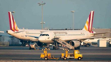 Zwei Flugzeuge der Airline Germanwings am Flughafen in Stuttgart.