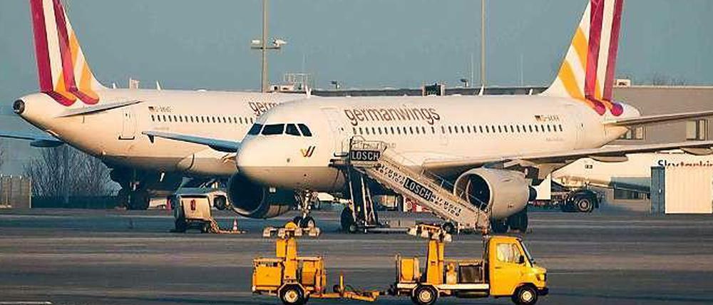 Zwei Flugzeuge der Airline Germanwings am Flughafen in Stuttgart.