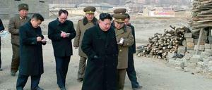 Kim Jong Un, der Machthaber Nordkoreas, mit Beamten bei einem Besuch in der Provinz.