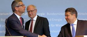 Der Präsident des Bundesverbandes der Deutschen Industrie, Ulrich Grillo (links), und der Vorsitzende der Gewerkschaft IG-Metall, Detlef Wetzel, begrüßen das neue Bündnis ebenso wie Bundeswirtschaftsminister Sigmar Gabriel (SPD).