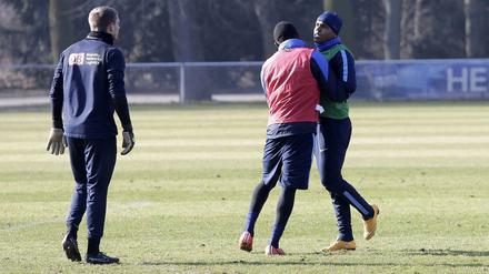 Salomon Kalou (Mitte) wirft sich schützend zwischen Ronny (r.) und Torhüter Thomas Kraft. 