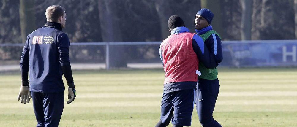 Salomon Kalou (Mitte) wirft sich schützend zwischen Ronny (r.) und Torhüter Thomas Kraft. 