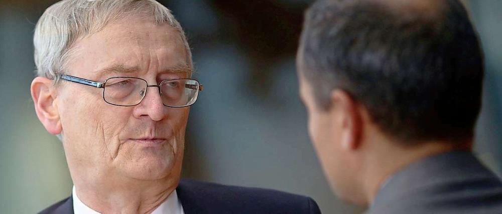 August, Hanning Ex-Innenstaatssekretär, im Gespräch mit dem Vorsitzenden des NSU-Untersuchungsausschusses im Deutschen Bundestag, Sebastian Edathy (SPD).