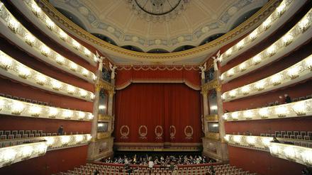 Als die Welt noch in Ordnung war: Die Bayerische Staatsoper - mit geschlossenem Vorhang.