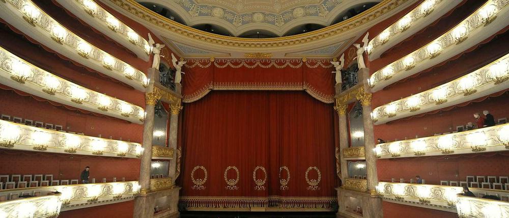 Als die Welt noch in Ordnung war: Die Bayerische Staatsoper - mit geschlossenem Vorhang.