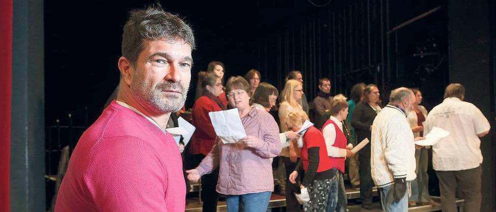 "Ich mache sicher nicht alles richtig. Aber ich mache es einfach." Stefan Schmidt (vorne) und der seit sechs Jahren bestehende Berliner Straßenchor.