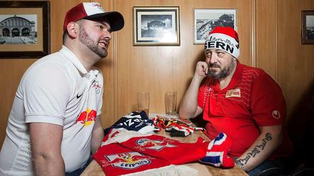Gleiche Vereinsfarben, andere Meinungen. David Grabow (links) ist Vorsitzender des Leipziger Fanclubs "Glücksbullen", Sven Richter ist Mitglied der "Eisernen", die den 1. FC Union anfeuern.