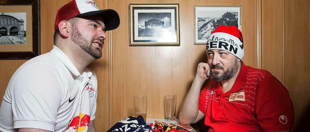 Gleiche Vereinsfarben, andere Meinungen. David Grabow (links) ist Vorsitzender des Leipziger Fanclubs "Glücksbullen", Sven Richter ist Mitglied der "Eisernen", die den 1. FC Union anfeuern.