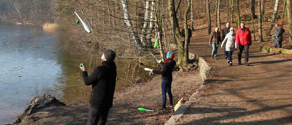 Jongleure und Spaziergänger am Schlachtensee.